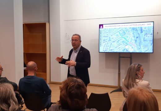 O alcalde explica á veciñanza as diferenzas entre o proxecto actualizado da segunda fase de reubanización de Castrón Douro e o anterior